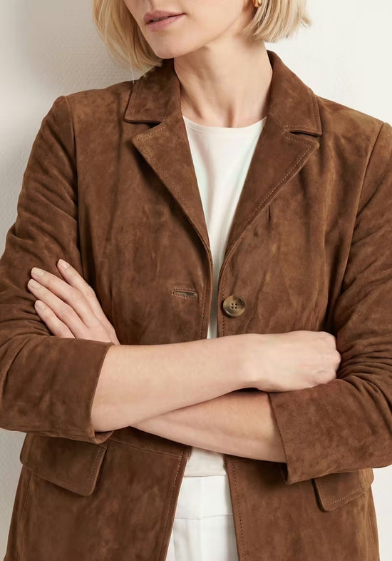 Damen-Jacke aus Veloursleder in Cognac, Detailansicht mit Knopfverschluss, Revers und aufgesetzten Taschen.