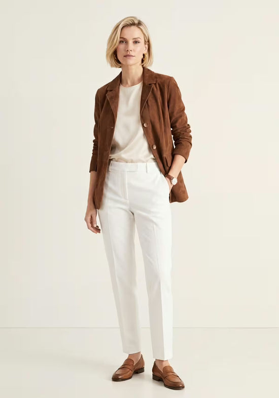 Damen-Jacke aus Veloursleder in Cognac, am Model in frontaler Ganzkörperansicht mit schmaler Passform.