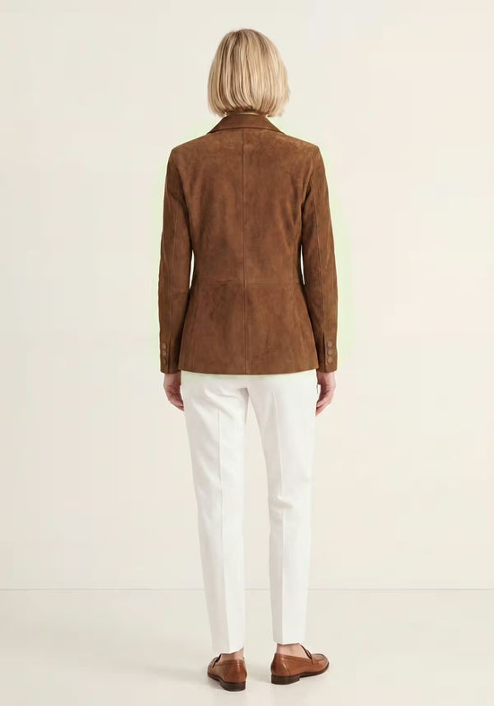 Damen-Jacke aus Veloursleder in Cognac, von hinten am Model in gerader Rückenansicht gezeigt.