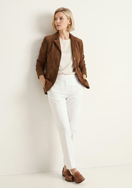 Damen-Jacke aus Veloursleder in Cognac, am Model in seitlicher Ganzkörperansicht mit Revers und Taschen.