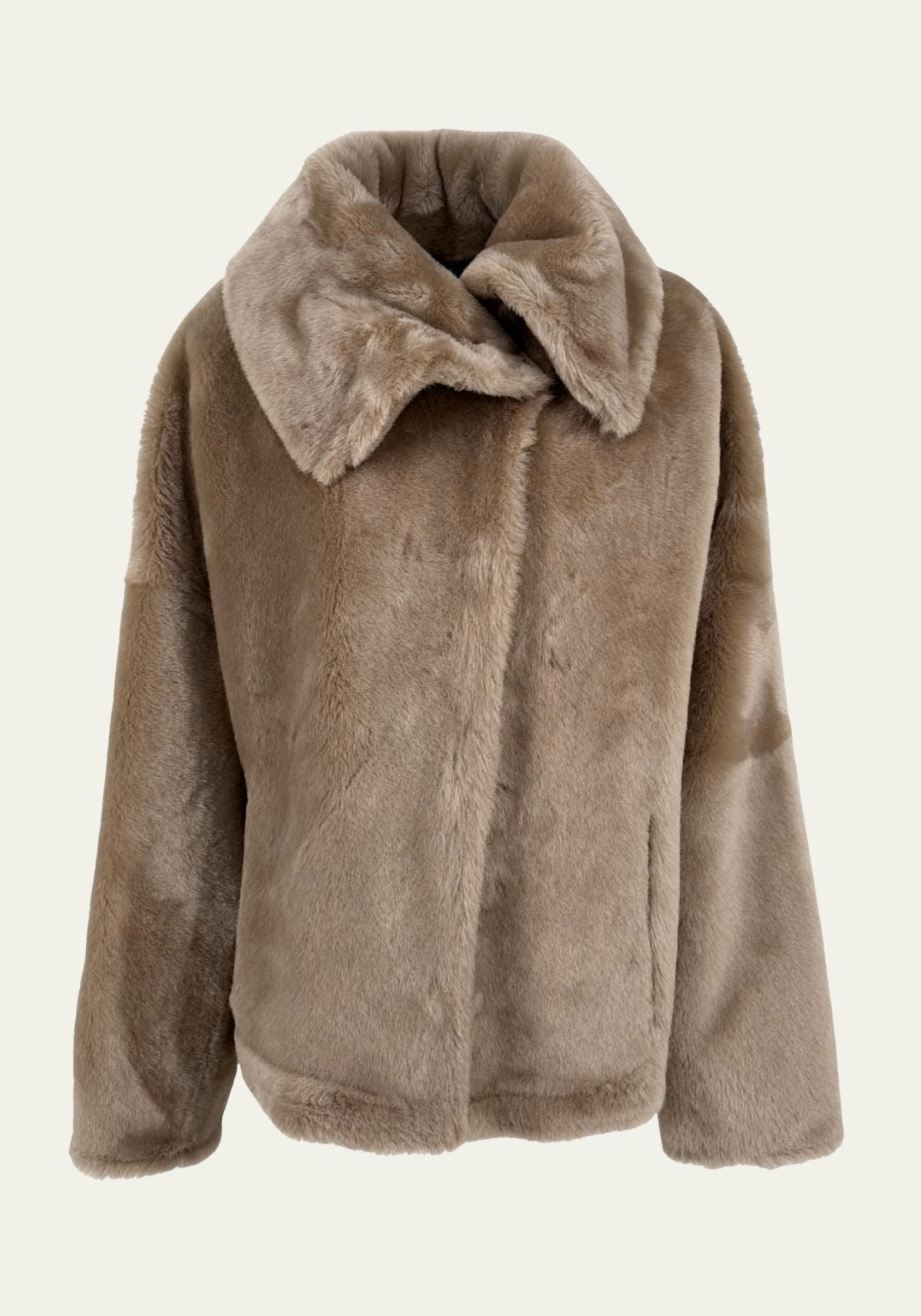 Shearling Lammfell Wendejacke in Taupe mit großem Kragen, Vorderansicht auf neutralem Hintergrund