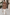Beige Lammfelljacke outdoor getragen, Styling in urbaner Umgebung