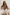 Lammfelljacke Beige auf Sofa sitzend getragen, Alltagsstyling zuhause