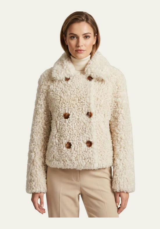 Cremefarbene Curly-Lammfelljacke für Damen, vorne getragen, mit breitem Kragen und Doppelreihe Knöpfe