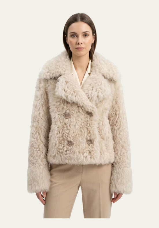 Curly Lammfelljacke für Damen in Creme-Beige, am Modell von vorne mit weitem Kragen und geradem Schnitt.