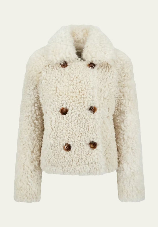 Cremefarbene Curly-Lammfelljacke für Damen in Frontansicht mit Knöpfen und Kragen