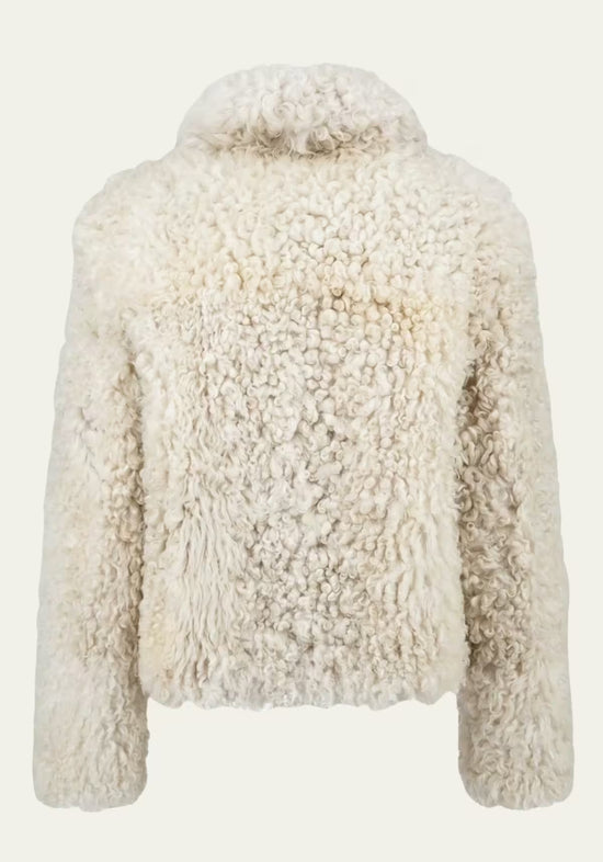 Cremefarbene Curly-Lammfelljacke für Damen von hinten, mit dichter Lockenstruktur und kurzem Stehkragen