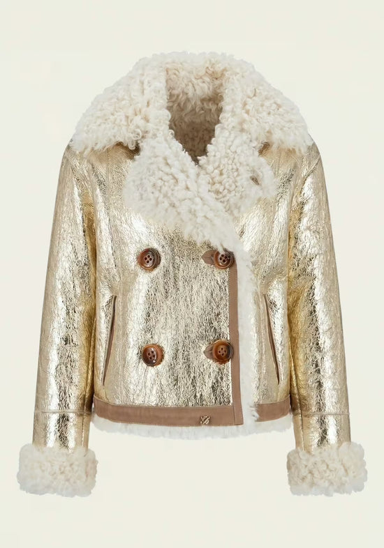 Creme-goldene Curly-Lammfelljacke für Damen in Frontansicht mit glänzenden Lederpartien und Pelzbesatz