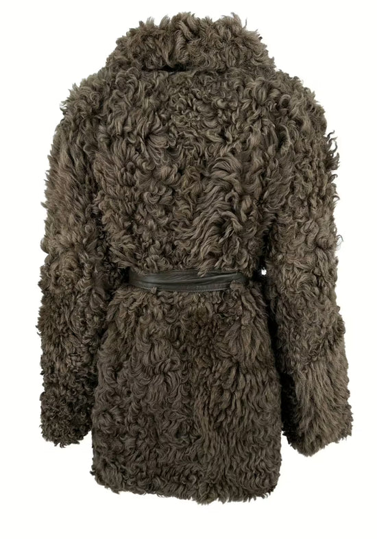 Rückansicht der Lammfelljacke aus Curly-Lammfell in Oliv mit Gürtel und flauschiger Struktur.