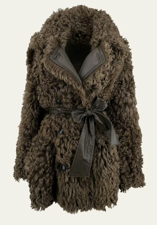 Lammfelljacke aus Curly-Lammfell in Oliv mit Gürtel und Frontansicht auf freigestelltem Hintergrund.
