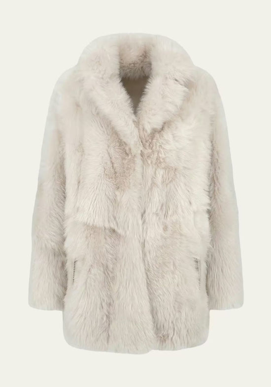 Creme-beige Lammfelljacke für Damen als freigestellte Frontansicht mit großem Kragen.
