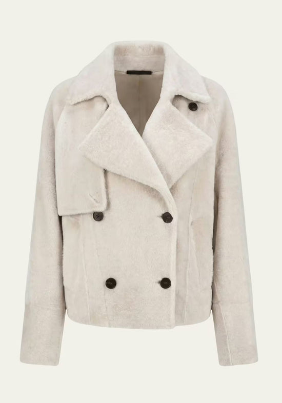 Creme-beige Lammfelljacke für Damen als freigestellte Frontansicht mit doppelreihiger Knopfleiste.