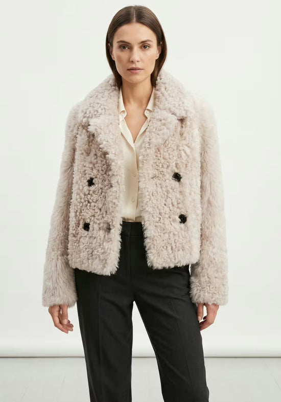 Curly Lammfelljacke für Damen in Creme-Beige, vorne offen an einem Model.