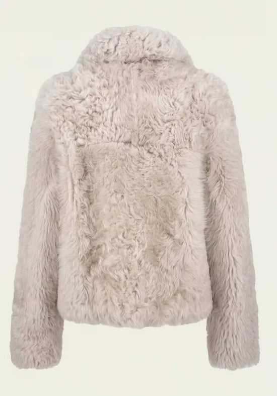 Rückansicht der Curly Lammfelljacke für Damen in Creme-Beige mit Fellstruktur.