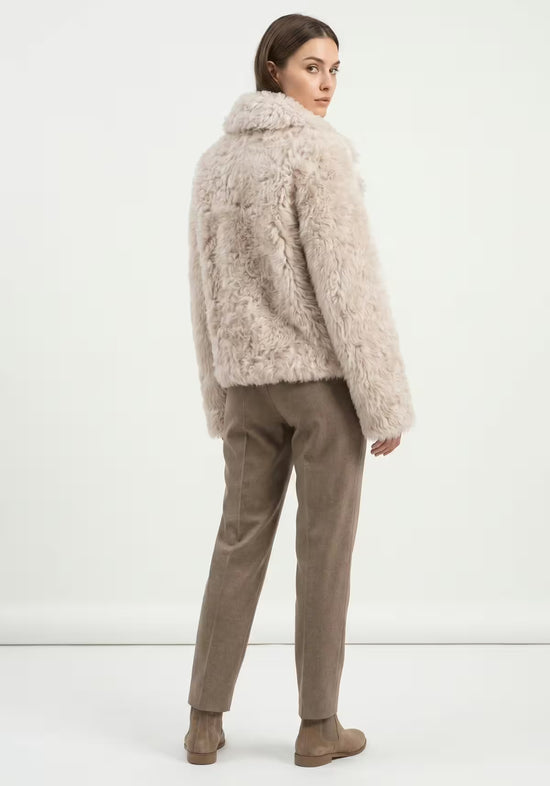 Curly Lammfelljacke für Damen in Creme-Beige, seitliche Ansicht am Model.