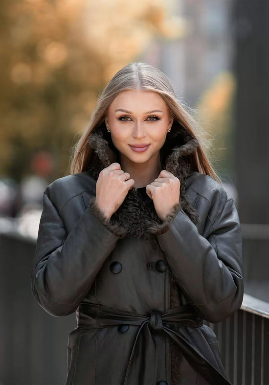 Damen-Lammfelljacke in Oliv als Wendejacke getragen, mit Lederseite außen und Fellkragen.