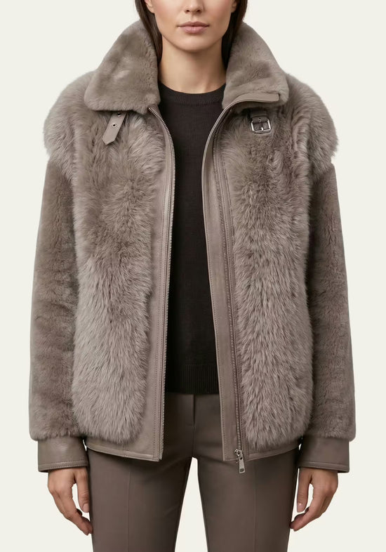 Lammfelljacke für Damen in Taupe, Detailansicht mit Kragen, Reißverschluss und Fellvorderseite