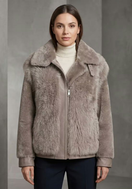 Lammfelljacke für Damen in Taupe, frontale Ansicht am Modell mit offenem Reißverschluss
