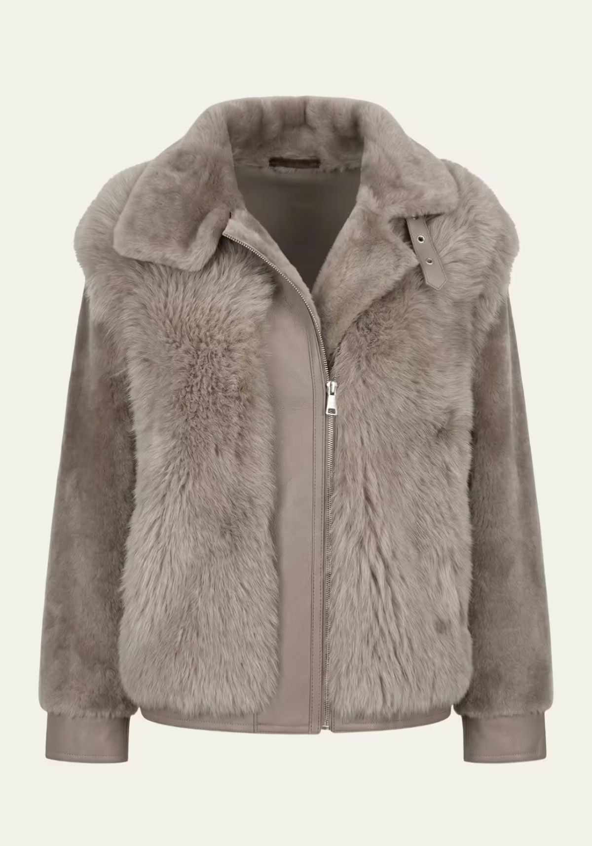 Lammfelljacke für Damen in Taupe, frontal freigestellt mit Reißverschluss und Stehkragen