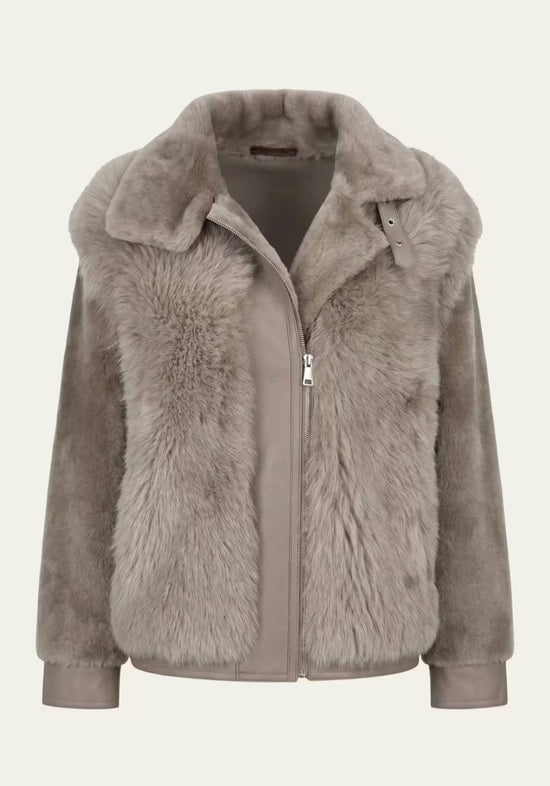 Lammfelljacke für Damen in Taupe, frontal freigestellt mit Reißverschluss und Stehkragen