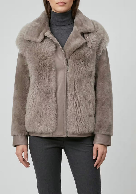 Lammfelljacke für Damen in Taupe, frontal am Modell mit hochgeschlossenem Rollkragen