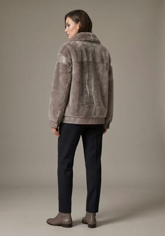 Lammfelljacke für Damen in Taupe, Rückansicht am Modell mit glatter Rückenpartie