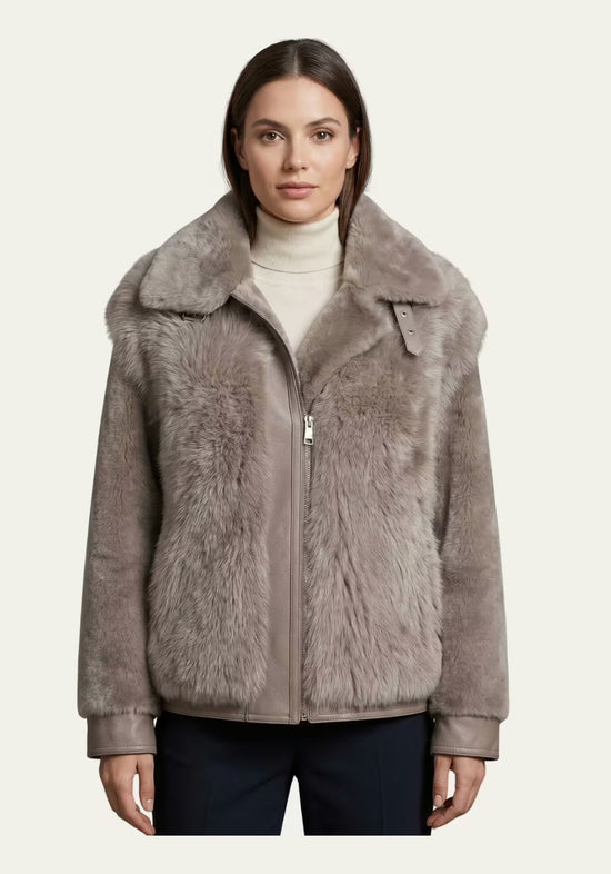 Lammfelljacke für Damen in Taupe, vorne am Modell getragen mit breitem Kragen