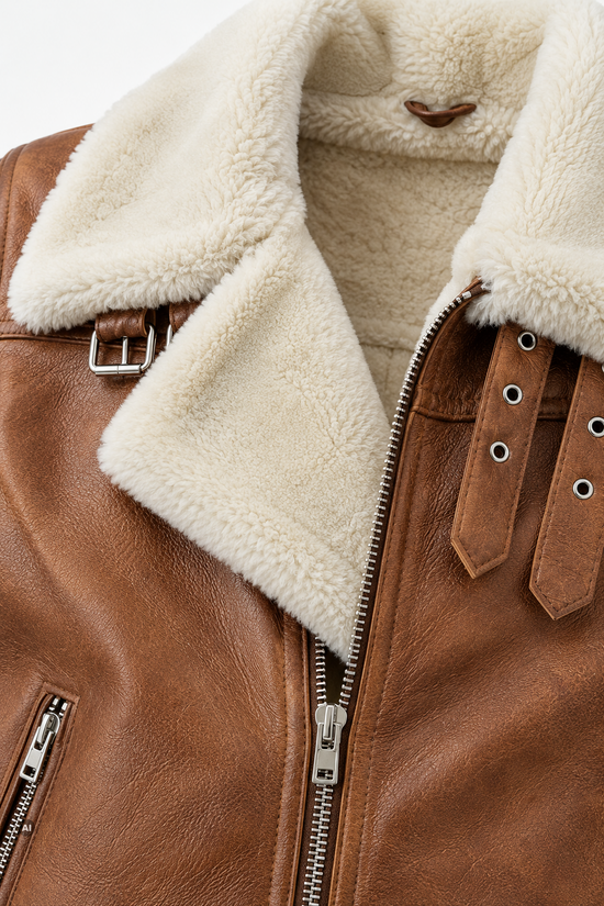 Lammfelljacke für Herren in Kastanie und Creme, Detail von Revers, Schaffellkragen und Metallreißverschluss.