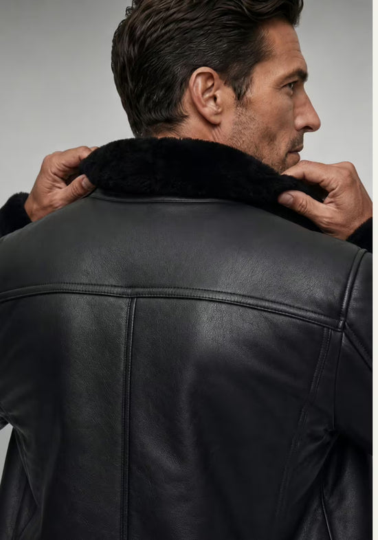 Rückansicht am Modell mit angehobenem Kragen der schwarzen Herren-Lammfelljacke aus Lammfell.