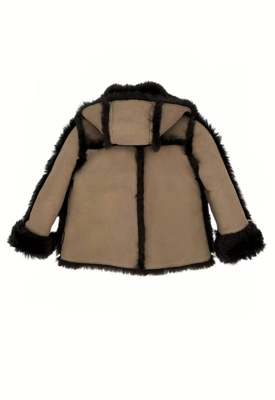 Kinder-Lammfelljacke in Beige mit Kapuze, Rückansicht und schwarzem Fellbesatz auf weißem Hintergrund