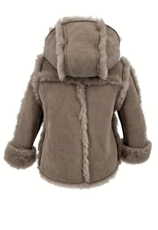 Rückansicht der beigen Lammfelljacke für Kinder mit Kapuze und Fellnaht