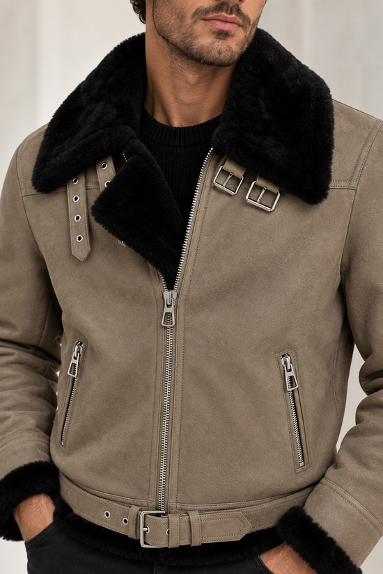 Nahaufnahme der Herren-Lammfelljacke in Camel mit schwarzem Lammfellkragen, Brust- und Frontdetail