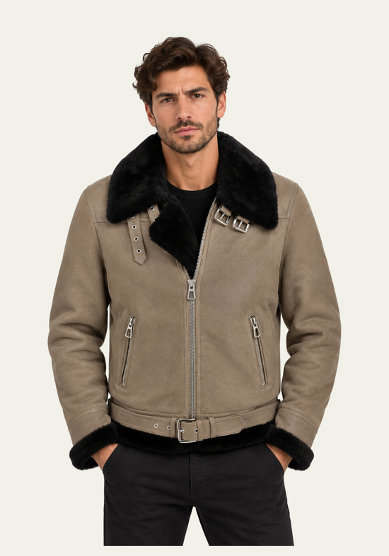 Lammfelljacke für Herren in Camel am Modell getragen, mit schwarzem Kragen und Reißverschluss