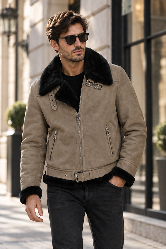Herren-Lammfelljacke in Camel am Modell im Außenbereich, mit schwarzem Kragen und Besatz