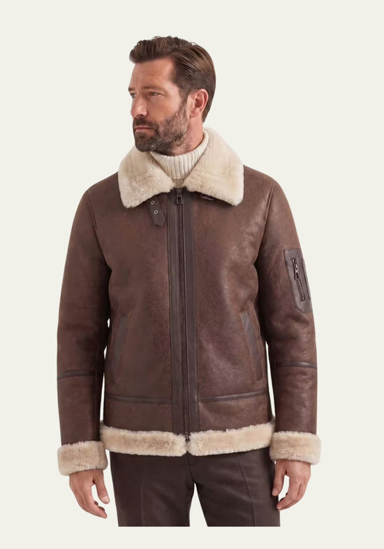 Herren-Lammfelljacke in Mahagoni an einem Modell, vorne getragen mit hellem Kragen.