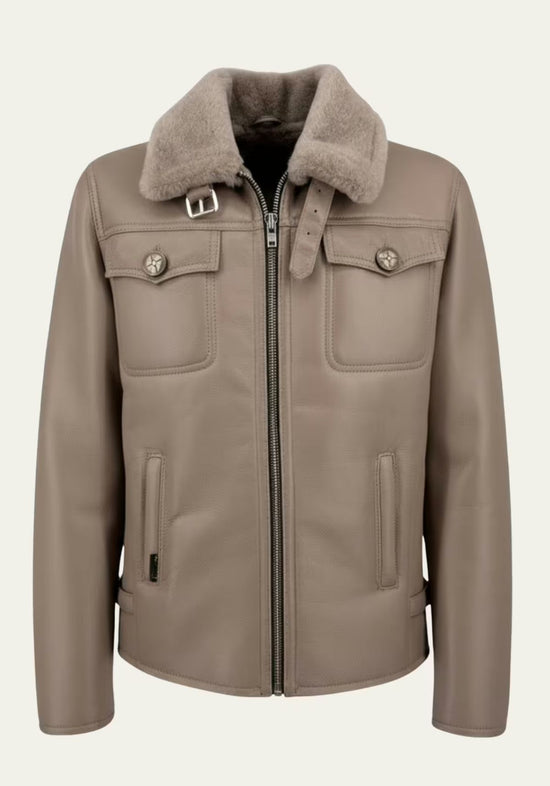 Herren-Lammfelljacke in Taupe mit weichem Kragen, Frontreißverschluss und aufgesetzten Brusttaschen.