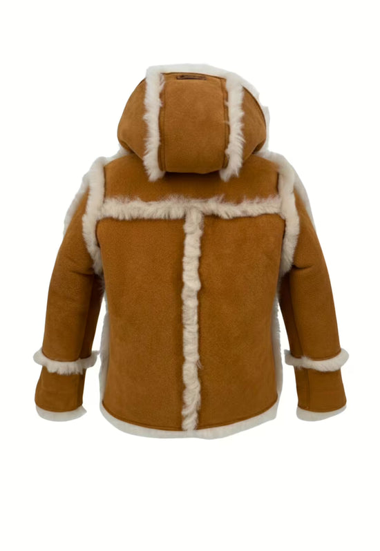 Rückansicht der braunen Lammfelljacke für Kinder mit Kapuze und Fellnähten.