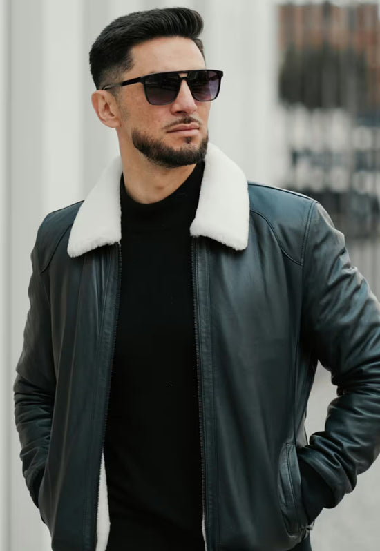 Herren-Lammfelljacke aus Merino-Lammfell in Dunkelblau, am Modell mit offenem Frontbereich und Kragen.