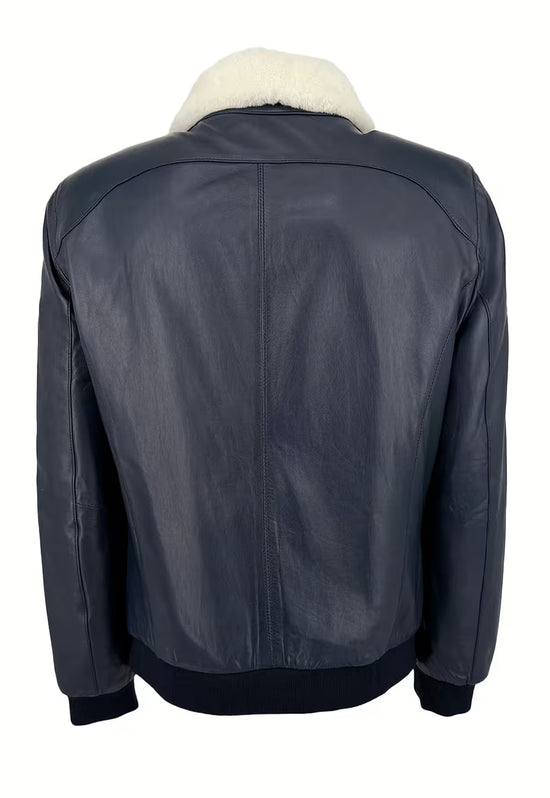 Rückenansicht der Herren-Lammfelljacke aus Merino-Lammfell in Dunkelblau mit weißem Kragen.