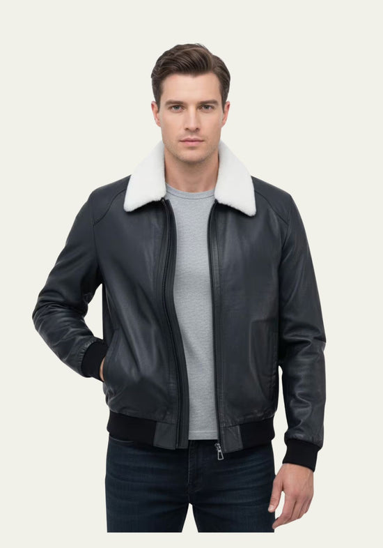 Herren-Lammfelljacke aus Merino-Lammfell in Dunkelblau, am Modell von vorn getragen.