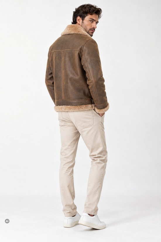 Herren-Lammfelljacke aus Merino-Lammfell in Walnuss und Cappuccino als Rückenansicht am Modell.