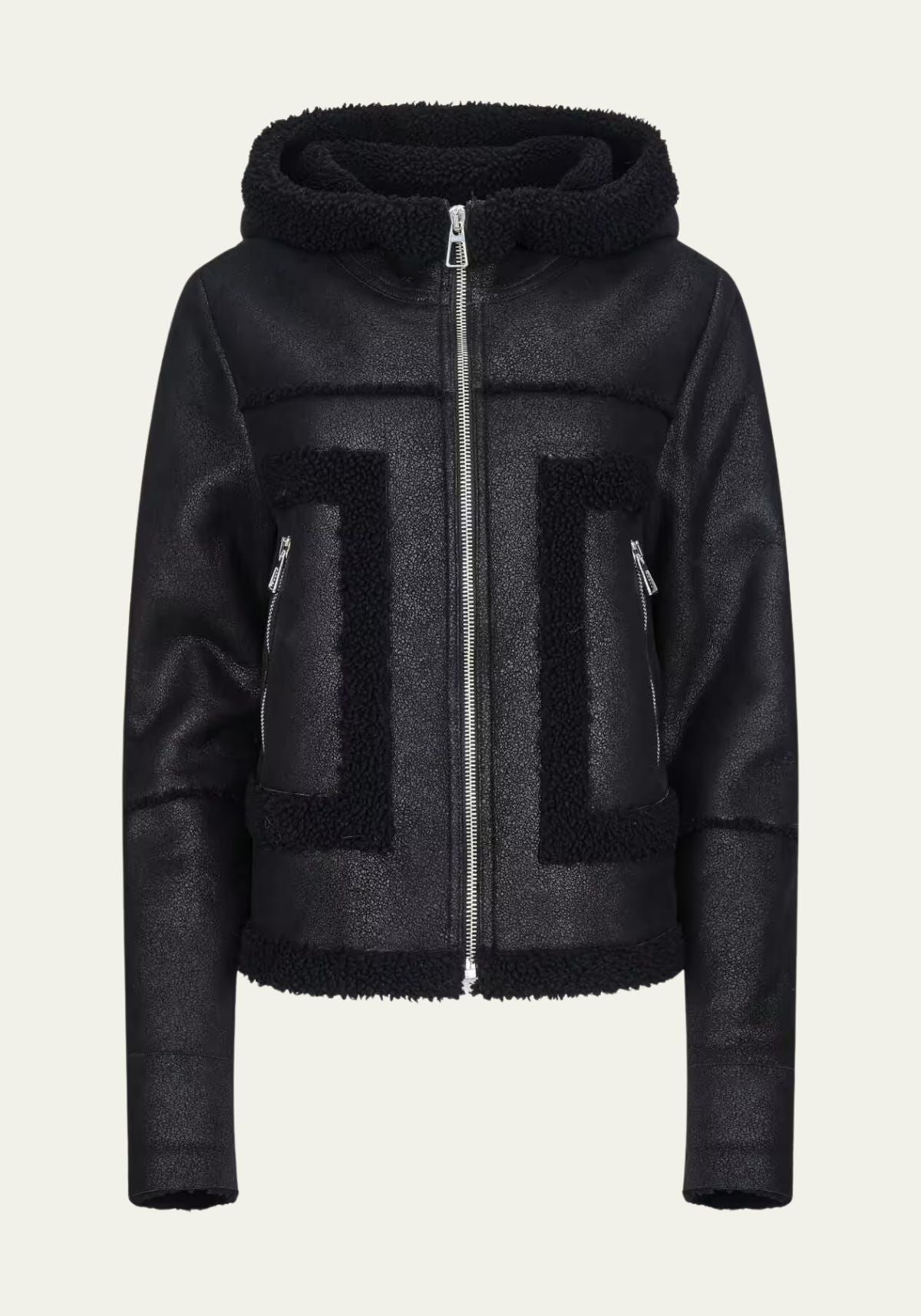 Schwarze Lammfelljacke mit Kapuze, Vorderansicht des Designs mit Reißverschluss und Patch-Taschen