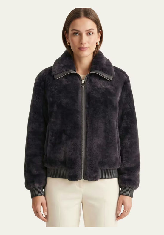 Damen-Lammfelljacke aus Shearling in Anthrazit, am Model frontal getragen