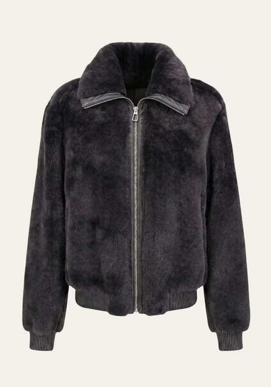 Damen-Lammfelljacke aus Shearling in Anthrazit, freigestellt von vorne mit Reißverschluss