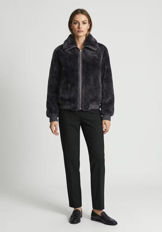 Damen-Lammfelljacke aus Shearling in Anthrazit, als Ganzkörperansicht mit dunkler Hose