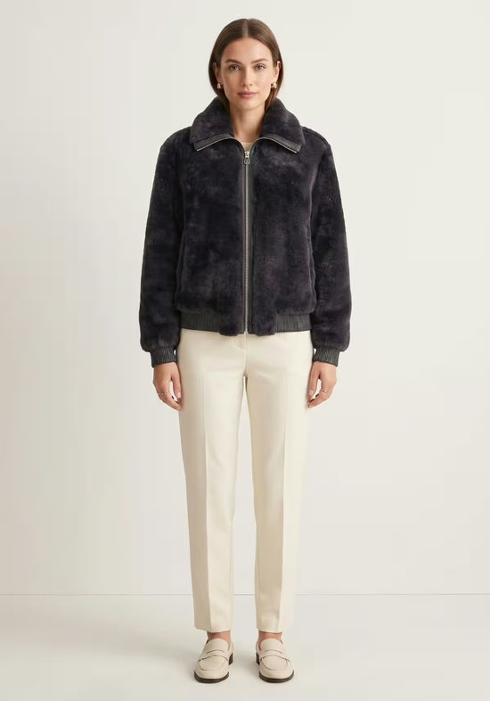 Damen-Lammfelljacke aus Shearling in Anthrazit, frontal kombiniert mit heller Hose