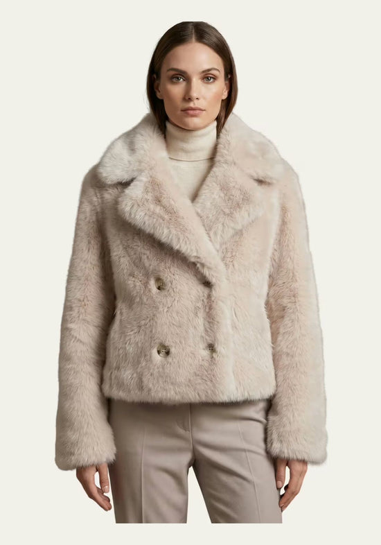Damen-Lammfelljacke aus Sheepskin in Creme-Beige, von vorn am Modell getragen.