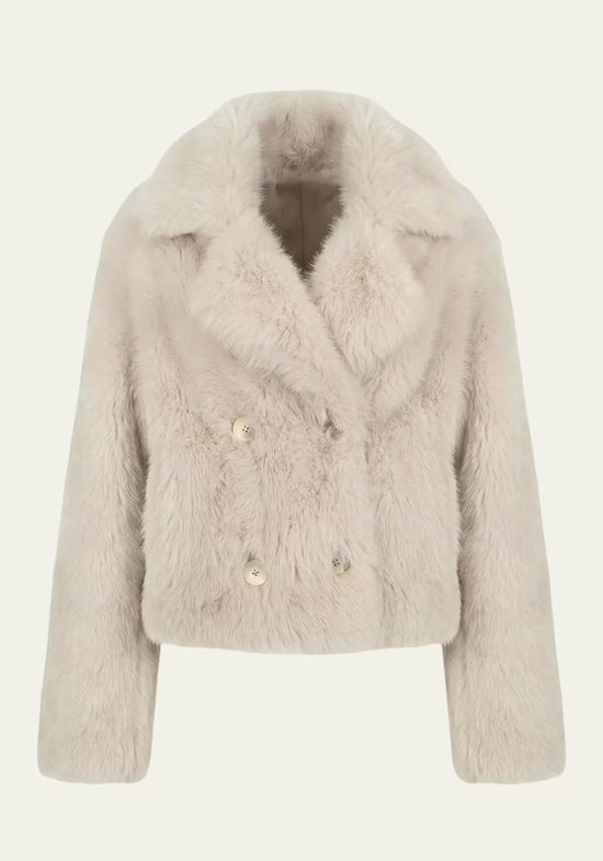 Creme-beige Lammfelljacke aus Sheepskin in Frontansicht, mit breitem Revers und Knopfleiste.