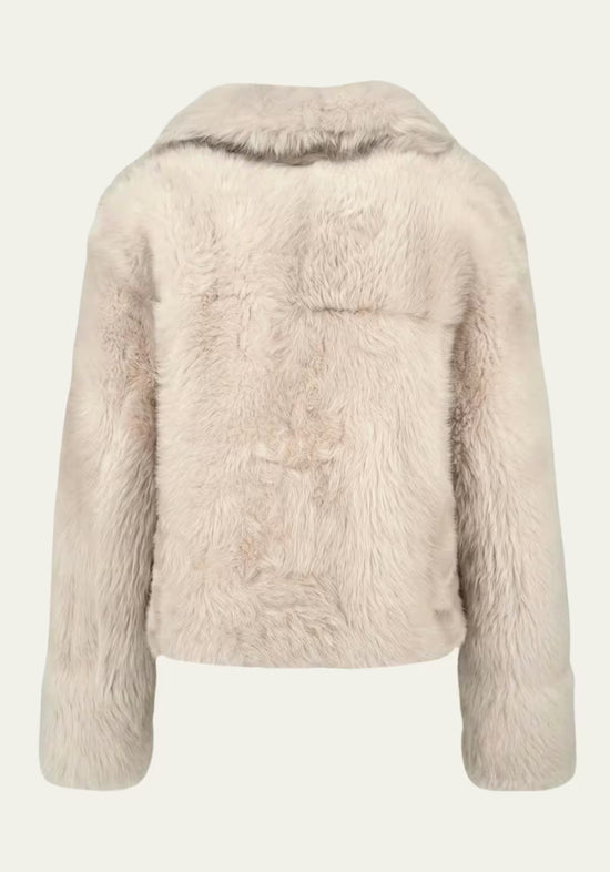 Rückansicht der creme-beigen Lammfelljacke aus Sheepskin mit sichtbarer Rückenpartie und Kragen.