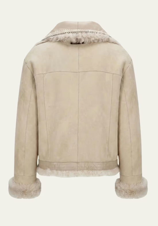Lammfelljacke für Damen in Beige von hinten mit Veloursleder, gerader Rückenpartie und Fellsaum.